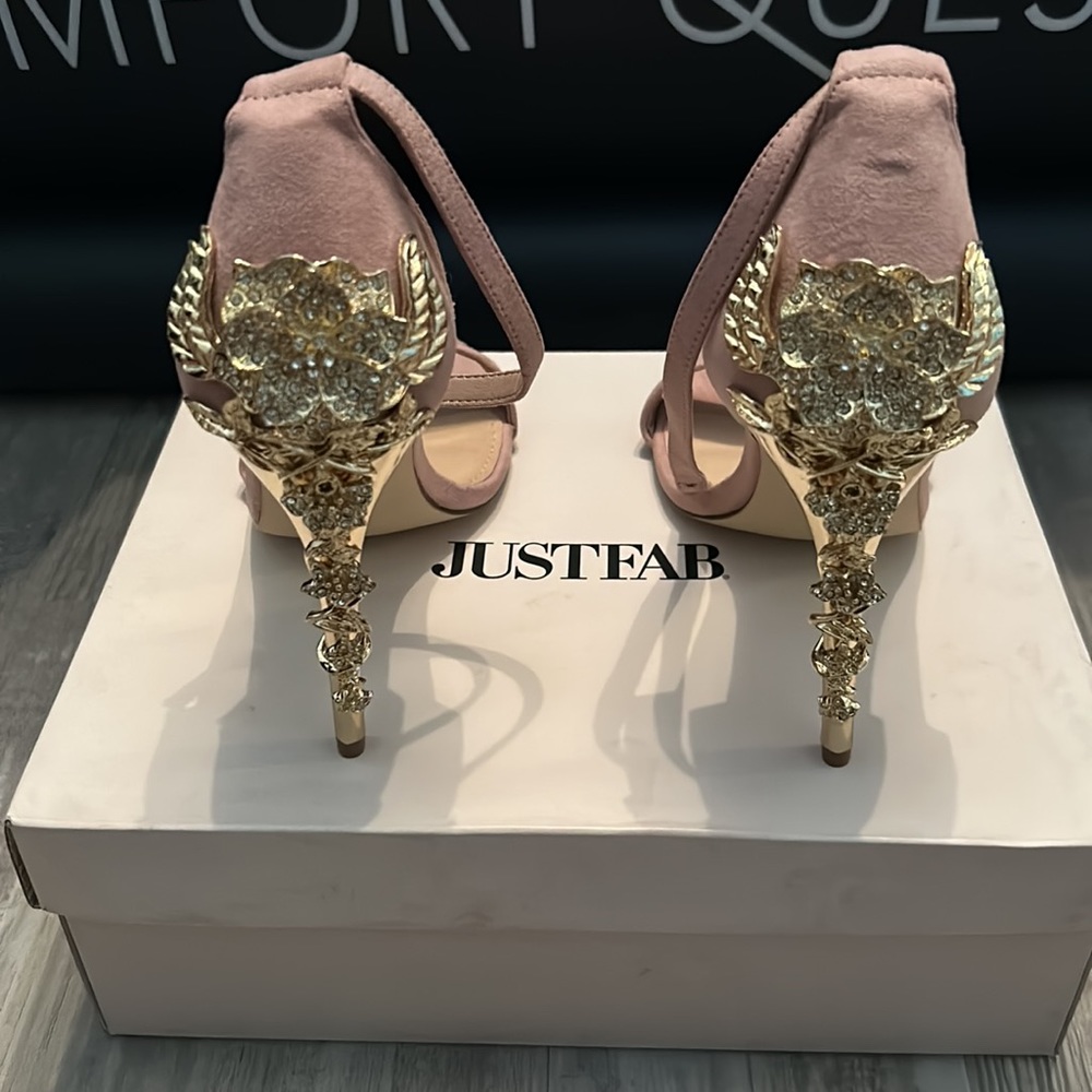 Blush size 12 heels with gold rose flower detailing on heel